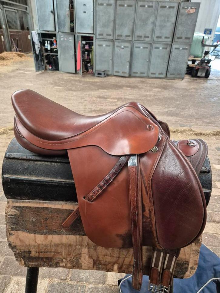 Spring zadel prestige 17.5 inch brede boom met hoofdstel, Dieren en Toebehoren, Paarden en Pony's | Hoofdstellen en Tuigage, Springen