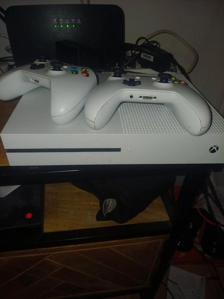 Xbox One 1TB + 2 Joysticks + 6 Games + Doos, Spelcomputers en Games, Spelcomputers | Xbox One, Gebruikt, Xbox One, 1 TB, Met 2 controllers