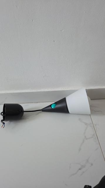 Zwart-Witte Lamp met Groen Accent beschikbaar voor biedingen