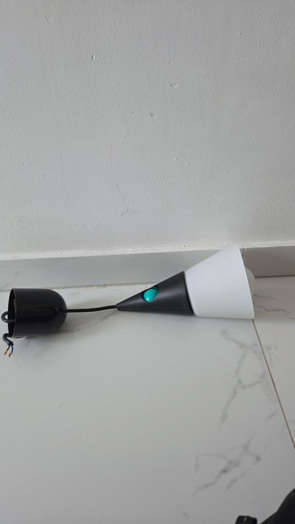 Zwart-Witte Lamp met Groen Accent, Huis en Inrichting, Lampen | Hanglampen, Zo goed als nieuw, Minder dan 50 cm, Kunststof, Metaal