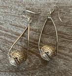 Oorbellen met balletjes, Overige materialen, Ophalen of Verzenden, Goud, Hangers