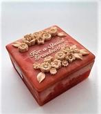 Dekseldoosje witte bloemetjes For a special Grandmother, Antiek en Kunst, Ophalen