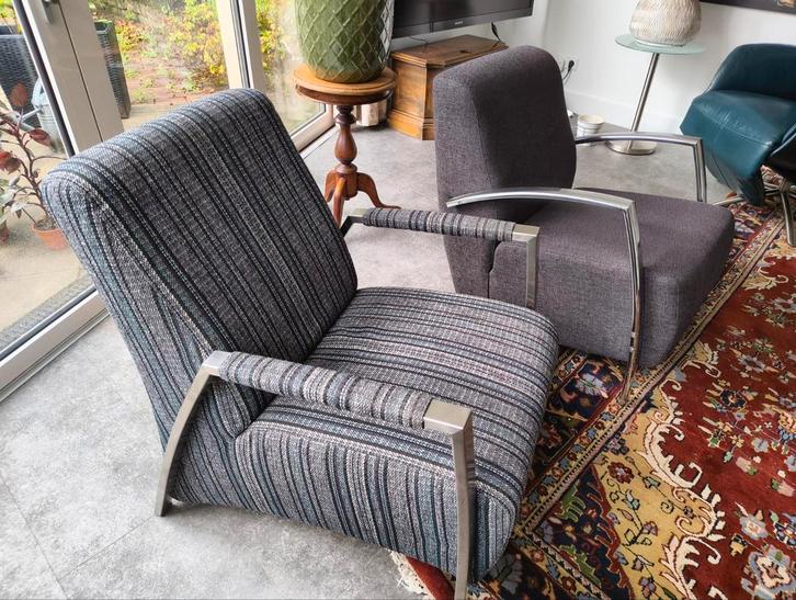Twee moderne industriële fauteuils, staal en stof, Huis en Inrichting, Fauteuils, Gebruikt, Stof, 50 tot 75 cm, 75 tot 100 cm
