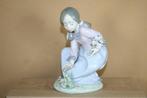 Lladro beeldje Girl gethering flowers, Antiek en Kunst, Antiek | Porselein, Ophalen of Verzenden