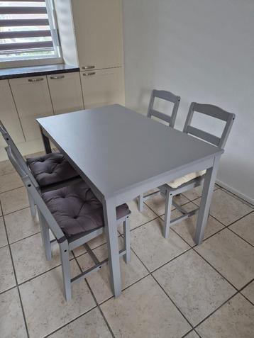 Salontafel met 4 stoelen en zitkussens beschikbaar voor biedingen