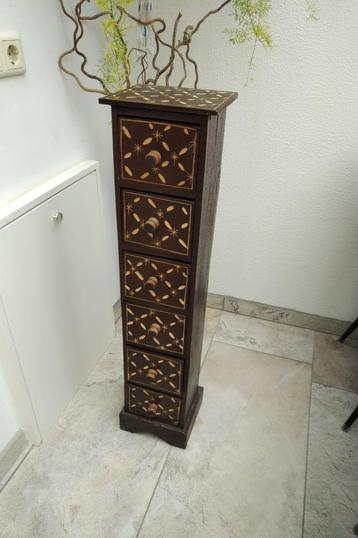 Decoratief ladekastje met 6 laatjes en uitgesneden decoratie beschikbaar voor biedingen