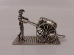 Zilveren miniatuur Soldaat met ton op handkar           Z465, Ophalen of Verzenden, Zilver