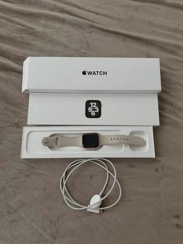 Apple Watch SE 40mm Goud/Starlight beschikbaar voor biedingen