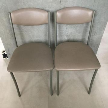 2 stoelen met zachte zitting beschikbaar voor biedingen