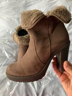 Brown Suede Shoes with Soft Lining and Zipper, Kleding | Dames, Schoenen, Bruin, Verzenden, Lage of Enkellaarzen, Zo goed als nieuw