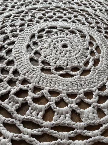 Mooi wit vloerkleed beschikbaar voor biedingen