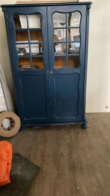 Leuk blauw kastje met 2 deuren en 4 planken beschikbaar voor biedingen