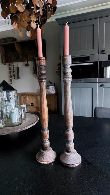Set van 2 sobere houten kandelaars beschikbaar voor biedingen