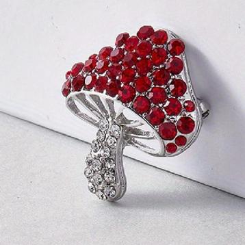 Feestelijke  Broche met originele Zirkonia beschikbaar voor biedingen