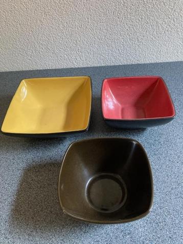 SET van 3 VINTAGE aardewerk (snack) schaaltjes jaren 50/60 beschikbaar voor biedingen