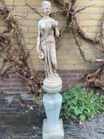 Stenen tuinbeeld, vrouwenbeeld op sokkel. Uit spanje gehaald, Ophalen of Verzenden, Gebruikt, Steen, Mensenbeeld