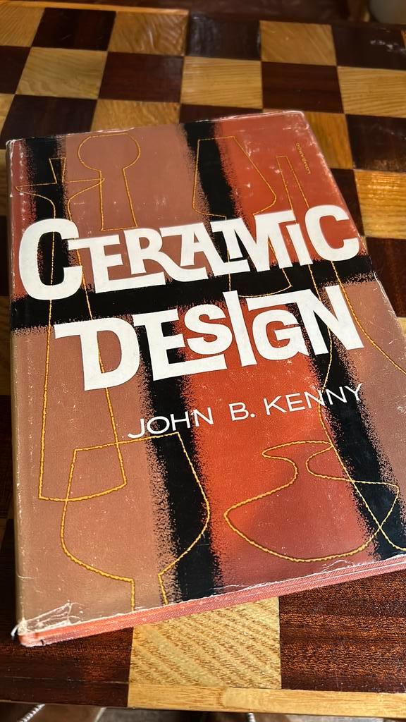 John B. Kenny Ceramic Design over keramiek maken, Boeken, Kunst en Cultuur | Beeldend, Gelezen, Grafische vormgeving, Ophalen of Verzenden