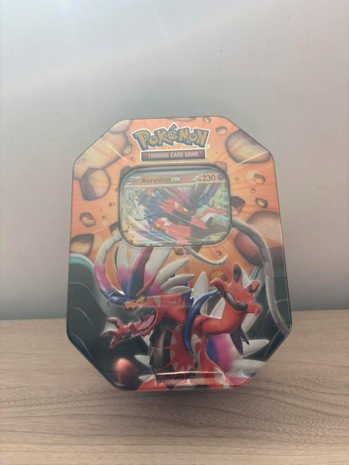 Slashing Legends Tins Koraidon ENG, Hobby en Vrije tijd, Verzamelkaartspellen | Pokémon, Ophalen of Verzenden