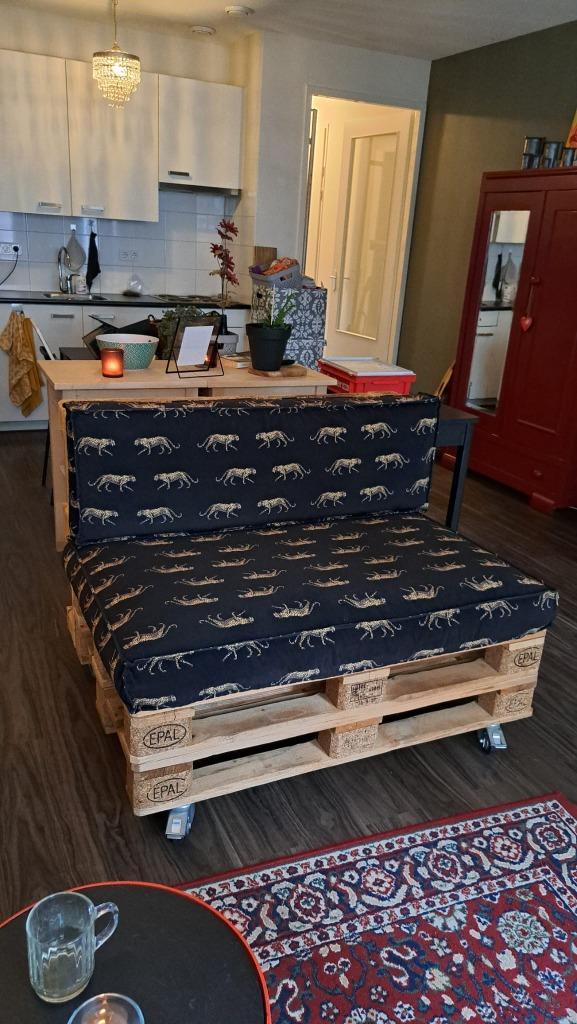 Palletbank met kussens, Huis en Inrichting, Banken | Bankstellen, Zo goed als nieuw, Rechte bank, Driepersoons, Minder dan 150 cm