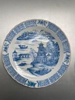 twee grote porseleinen schotels blauw-wit - Chinees, Ophalen of Verzenden
