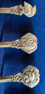 Borrellepeltjes met militaire emblemen, Antiek en Kunst, Antiek | Bestek, Ophalen of Verzenden