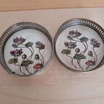 3 kleine onderzetters uit aardewerk en tin?  beschikbaar voor biedingen