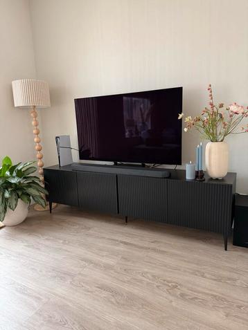 Zwarte tv meubel met 4 opbergkastjes beschikbaar voor biedingen