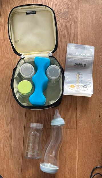 Medela koeltas met flesjes beschikbaar voor biedingen