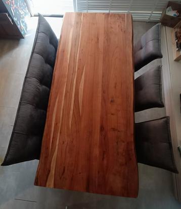Eettafel met stalen poten beschikbaar voor biedingen