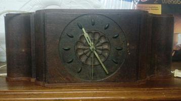 Oude houten klok beschikbaar voor biedingen