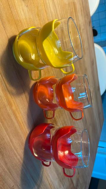 Thee glazen beschikbaar voor biedingen