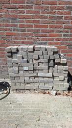 GRATIS circa 140 grijze klinkertjes, Klinkers, Ophalen of Verzenden, Zo goed als nieuw, 10 m² of meer
