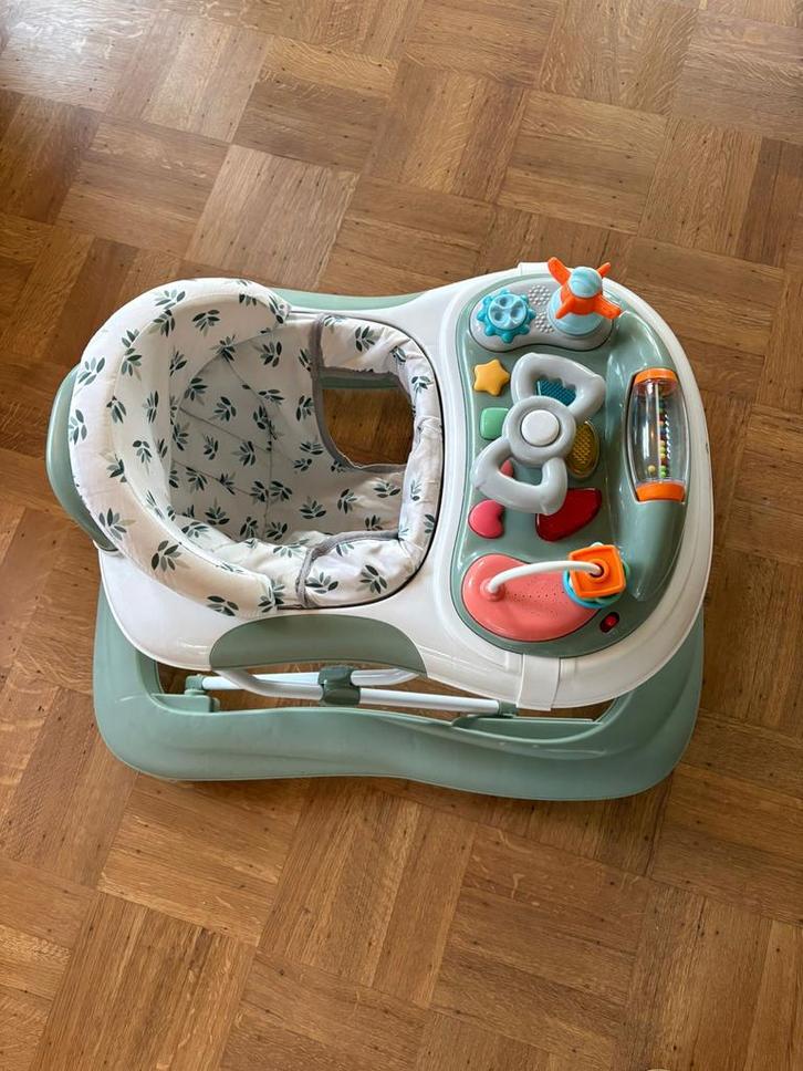 Qute loopstoel met speelblad – verstelbaar en inklapbaar, Kinderen en Baby's, Overige Kinderen en Baby's, Zo goed als nieuw, Ophalen of Verzenden