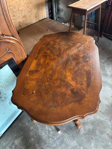 Salontafel van hout beschikbaar voor biedingen