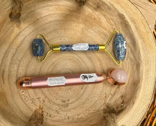 MASSAGE GEZICHTS ROLLER - SODALIET EN ROZEN KWARTS, Verzamelen, Mineralen en Fossielen, Mineraal, Ophalen of Verzenden