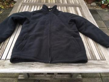 Fleece jas, binnenkant gevoerd, 2 steekzakken. L. Nieuw.  beschikbaar voor biedingen