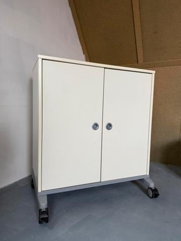 Ikea Effektiv kastje - afbeelding 1