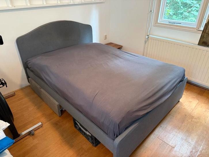 Ikea bed(Hauga) met matras(Hamarvik), Huis en Inrichting, Slaapkamer | Bedden, Gebruikt, Twijfelaar, 140 cm, 200 cm, Stof, Grijs
