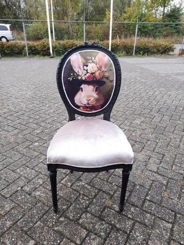 Leuke medaillon stoel opnieuw gestoffeerd konijn beschikbaar voor biedingen
