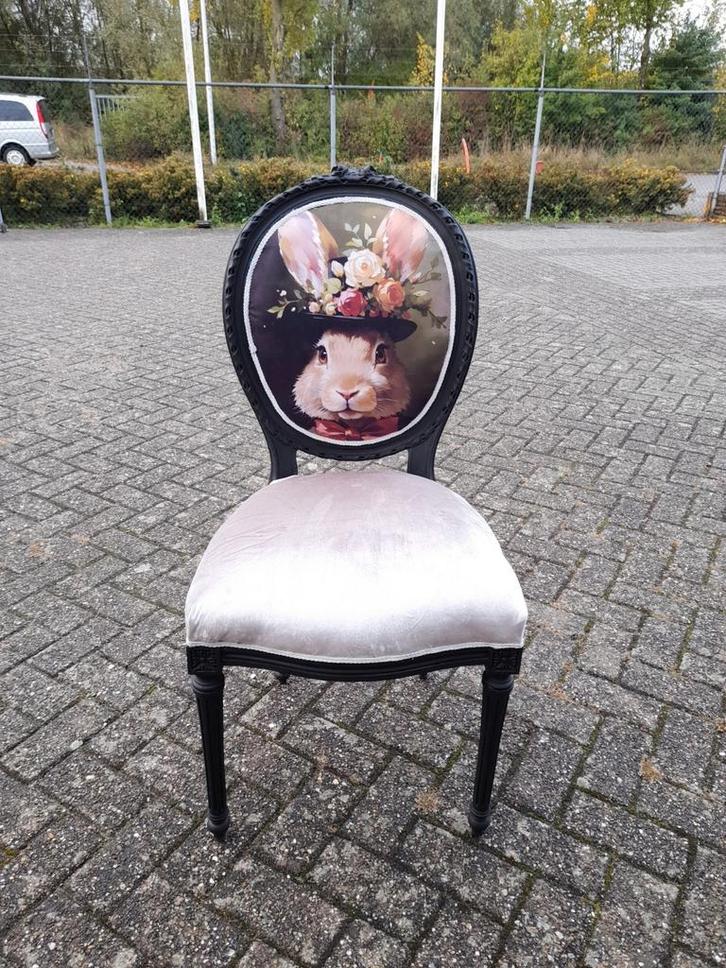 Leuke medaillon stoel opnieuw gestoffeerd konijn, Antiek en Kunst, Antiek | Meubels | Stoelen en Banken, Ophalen of Verzenden