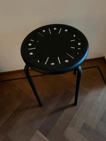 Zwarte kruk beschikbaar voor biedingen