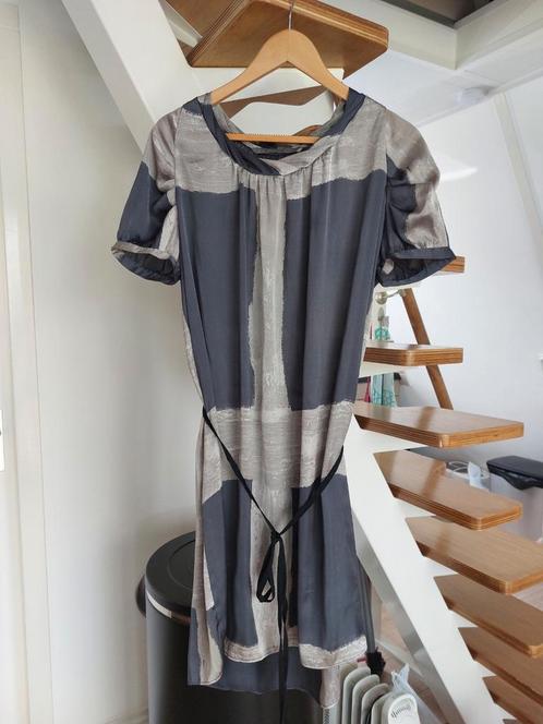 NAUWELIJKS GEDRAGEN FEESTELIJK JURKJE in GLANZEND GRIJS mt M, Kleding | Dames, Jurken, Zo goed als nieuw, Maat 38/40 (M), Grijs