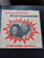 Hommy en Emmy bij een bloemenkraam, Ophalen of Verzenden, 2000 tot heden, Gebruikt, Overige formaten