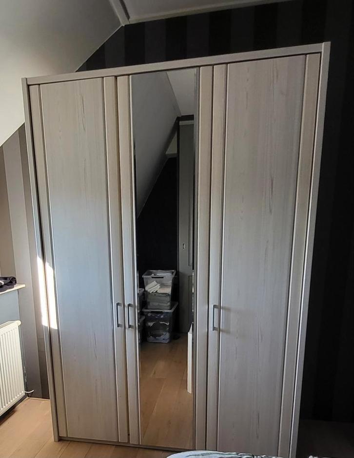 Lariks 3-deurs kast met veel ruimte, Huis en Inrichting, Kasten | Kledingkasten, Gebruikt, 200 cm of meer, 150 tot 200 cm, 50 tot 75 cm
