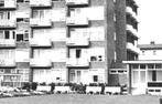 977699 Vlaardingen Zh 1956 Wederopbouw Flatgebouw bejaarden, Verzamelen, Ophalen of Verzenden, 1940 tot 1960, Ongelopen, Zuid-Holland