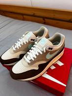 Nike Air Max 1 Crêpe Brown Hemp (US 9,5 / EU 43), Kleding | Heren, Schoenen, Ophalen of Verzenden, Nieuw, Bruin