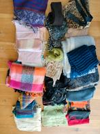 Doos met +/- 35 prachtige sjaals, Kleding | Dames, Mutsen, Sjaals en Handschoenen, Ophalen, Zo goed als nieuw, Maat 46/48 (XL) of groter