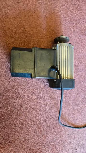 Electromotor 220V uit kleine cirkelzaagtafel beschikbaar voor biedingen