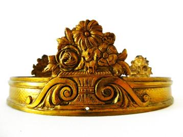 Goudvergulde kroon ornament van een lamp ca. 1870 floraal beschikbaar voor biedingen