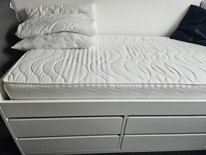 Eenpersoonbed met lades eronder, Huis en Inrichting, Slaapkamer | Bedden, Zo goed als nieuw, Eenpersoons, 90 cm, Hout, Wit, Ophalen